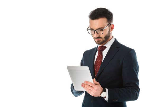 homme d'affaires concentré utilisant tablette numérique isolé sur blanc
 - Photo, image