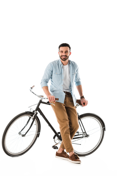 hombre barbudo guapo con la bicicleta sonriendo y mirando a la cámara aislada en blanco
 - Foto, Imagen