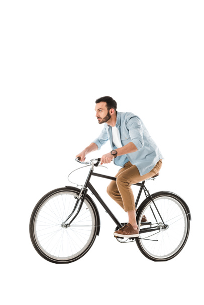 hombre barbudo guapo montar en bicicleta y mirando hacia el futuro aislado en blanco
 - Foto, Imagen