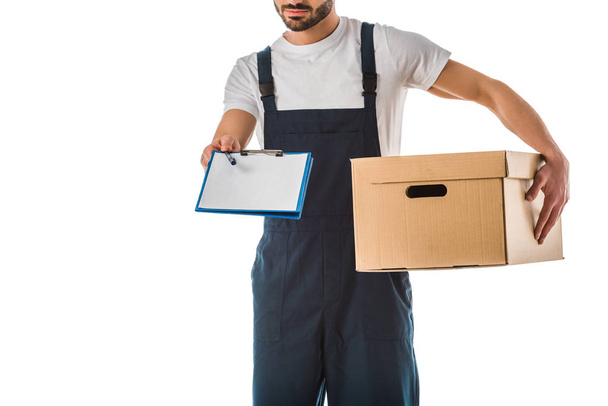 Vista parcial del repartidor con caja de cartón sujetando portapapeles con papel en blanco aislado sobre blanco
 - Foto, imagen