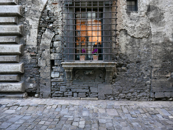 arquitetura antiga exterior em Narni
 - Foto, Imagem