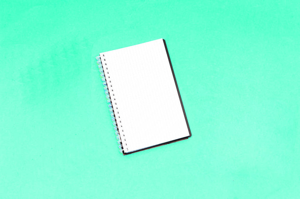 pusty Notebook na kolorowym tle papieru - Zdjęcie, obraz