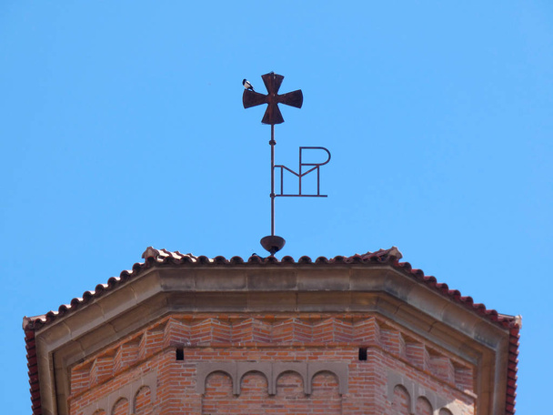 колокольня церкви, в которой покоится птица
 - Фото, изображение