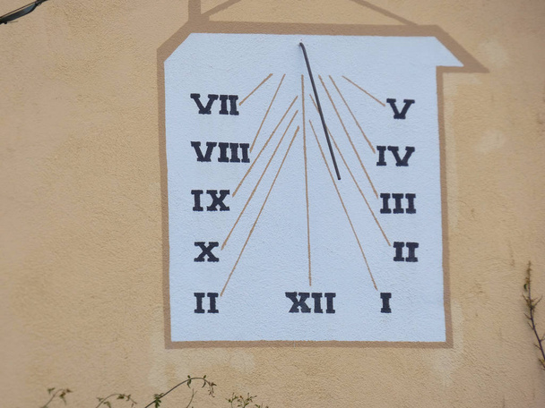 Ηλιακό ωρολόγιο με τις ώρες με λατινικούς αριθμούς. - Φωτογραφία, εικόνα