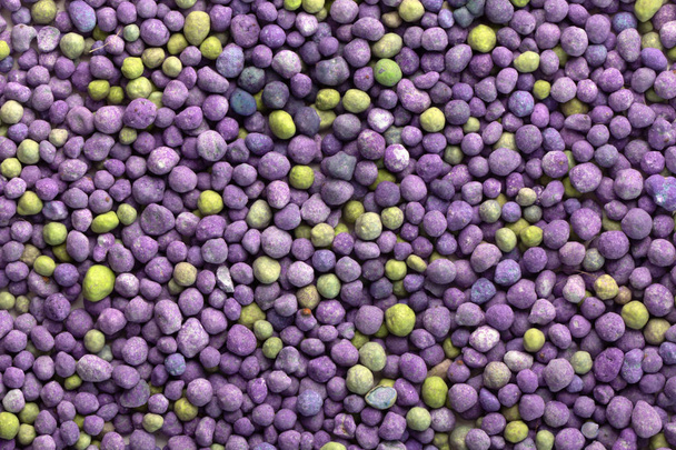 Engrais minéral violet, action prolongée avec des microéléments, pour une application sur la pelouse au printemps. Engrais professionnel
. - Photo, image
