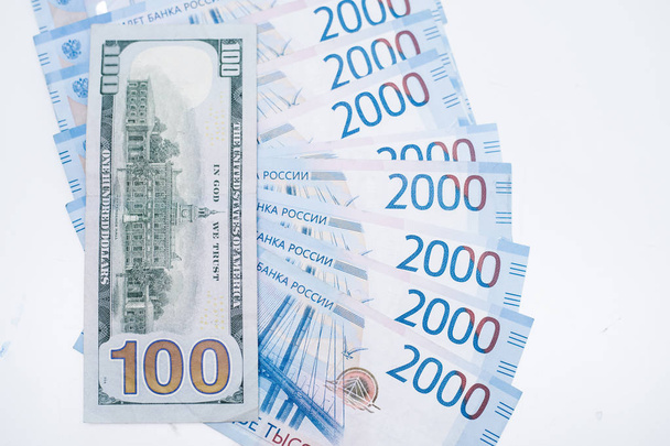 Banconota americana da 100 dollari e rubli russi da 2000. Concetto commercio, cooperazione o lotta
. - Foto, immagini