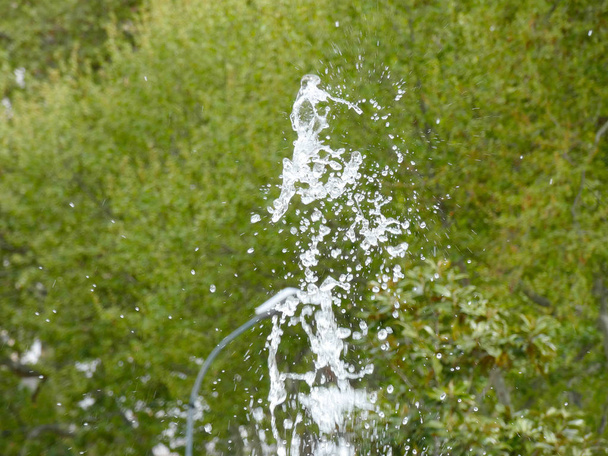 фонтан, который выпускает воду, брызги и брызги пресной воды
 - Фото, изображение