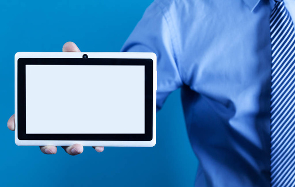 Hombre mostrando tableta digital blanca. Tecnología
 - Foto, Imagen