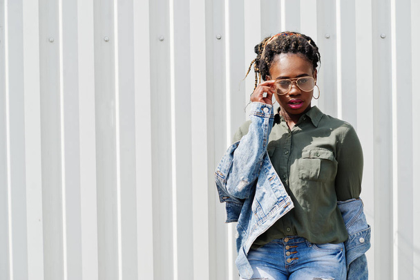 African woman with dreads hair, in jeans jacket and shorts, wear - Foto, Imagem