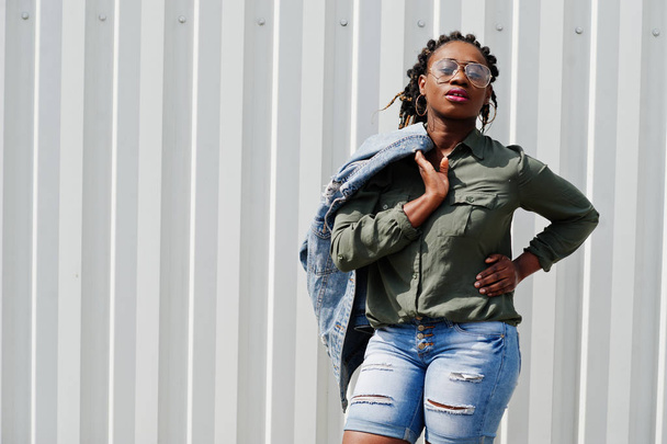 African woman with dreads hair, in jeans jacket and shorts, wear - Foto, Imagen