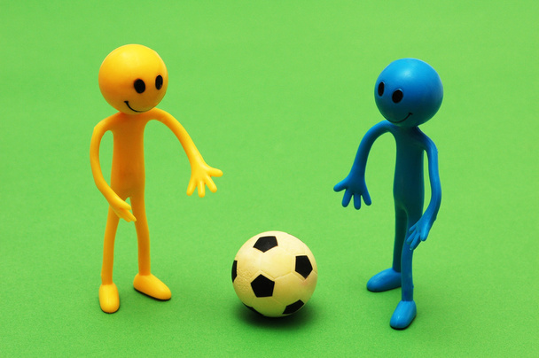 Dos sonrisas jugando al fútbol
 - Foto, imagen