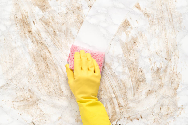 Σκουπίστε το χέρι Καθαρίστε ένα βρώμικο μαρμάρινο πάτωμα με σφουγγάρι - Φωτογραφία, εικόνα