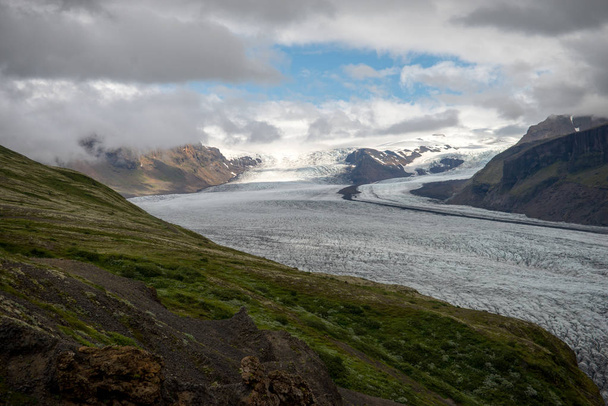  Ледник Svinafellsjokull, часть ледника Vatnajokull. Скафтафель Национальный парк на Исландии - Фото, изображение