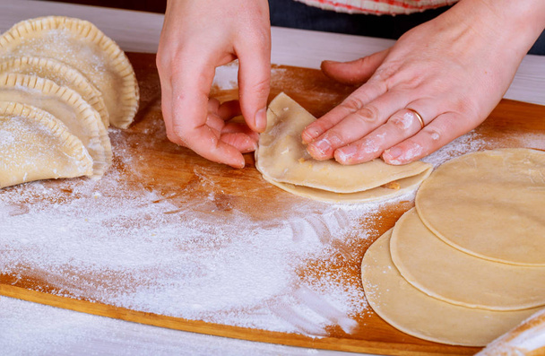 Fazer tortas com repolho, carne à mão
 - Foto, Imagem