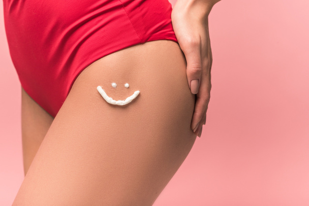 vista ritagliata della donna con crema solare sulla gamba isolata sul rosa
 - Foto, immagini