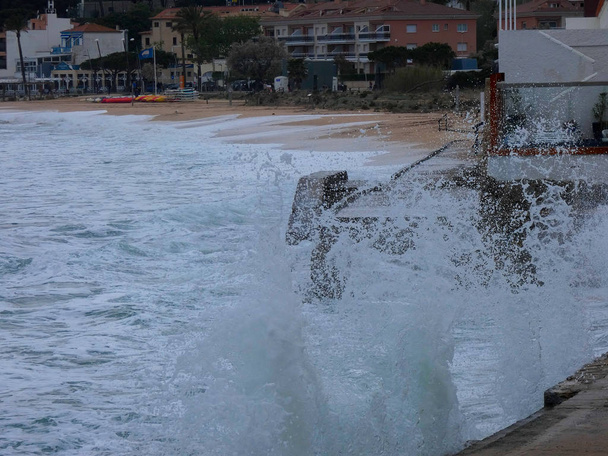 velké vlny se rozbíjejí proti písku a skalám pobřeží - Fotografie, Obrázek