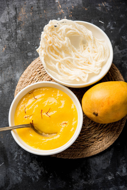 Ама RAS або М'якоть Альфонсо манго з kurdai, яка є смаженою стравою з використанням пшениці/gehu. вибіркового фокусування - Фото, зображення