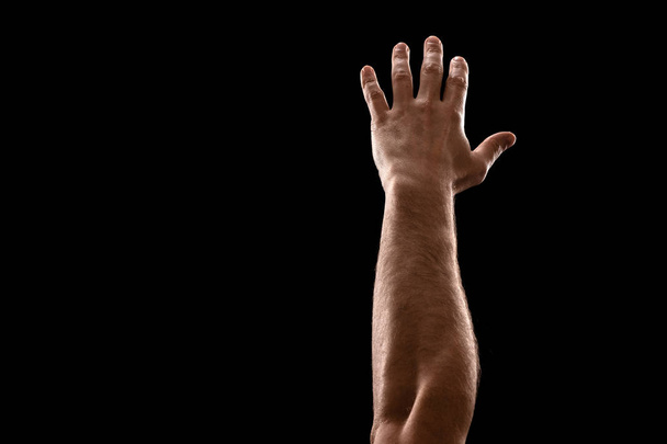 Férfi kezek Vértes izolált fekete háttér - Fotó, kép