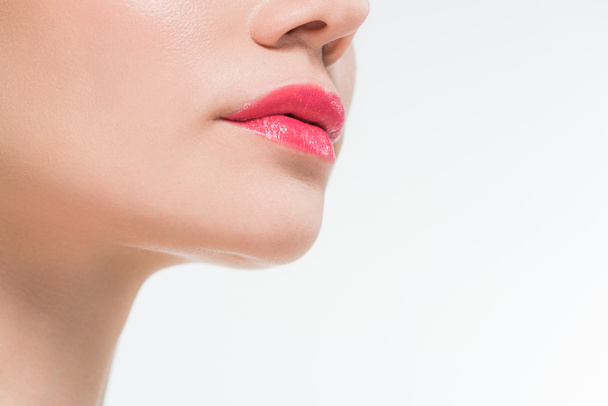 rajattu näkymä nuori nainen vaaleanpunainen huulet eristetty valkoinen
  - Valokuva, kuva