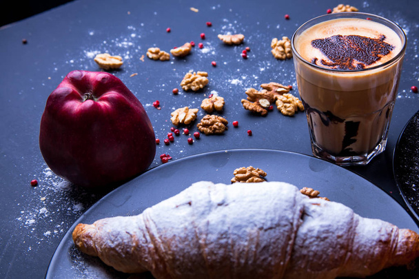 Delicioso café da manhã com croissants frescos e café servido com manteiga e mel
. - Foto, Imagem