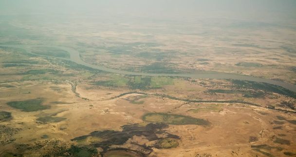 Avião aéreo com vista para Chari ou Shari River, fronteira natural entre o Chade e os Camarões
 - Foto, Imagem