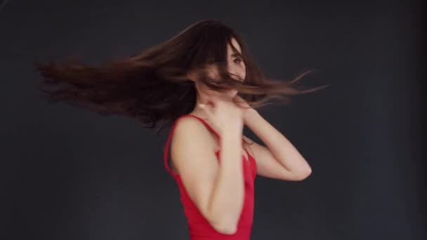 Sexy donna roteando e ballando su sfondo nero isolato
 - Filmati, video