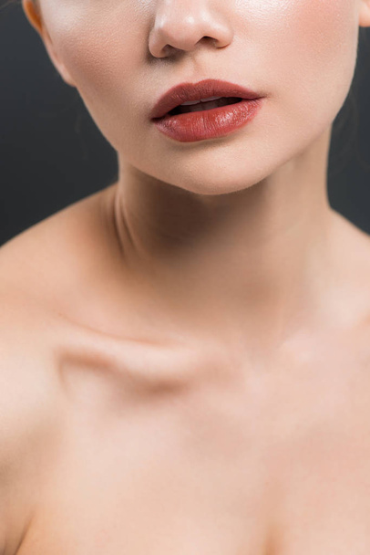 обрізаний вид на молоду голу жінку ізольовану на чорному
  - Фото, зображення