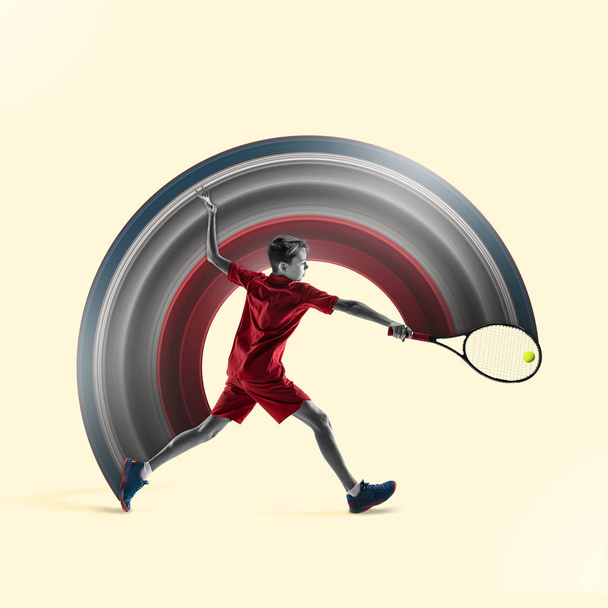 Mladý tenista izolovaný na žlutém pozadí - Fotografie, Obrázek