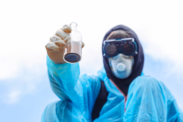 άνθρωπος μάσκα περιβάλλον τύμπανο πακέτο μεταμφίεση σφυρίξεις νερό λασπωμένο προστατευτικό συνολικά μπλε Rast φυτό εργοστάσιο εγκαταλελειμμένη καταστροφή - Φωτογραφία, εικόνα
