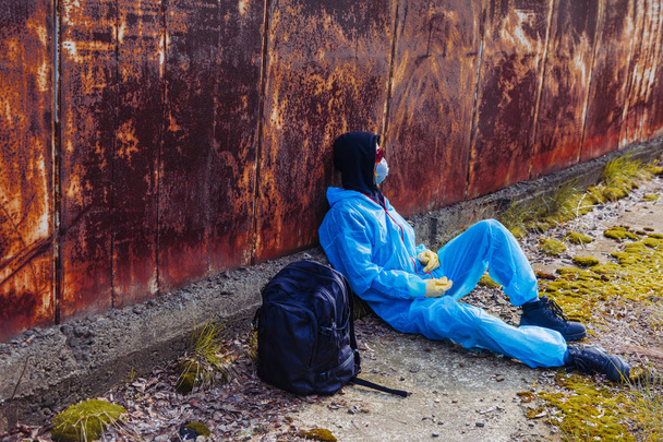 человек окружающей среды маска для лица пак маскировки маска для лица защитная общая синяя оранжевая растительность завод заброшенный катастрофа
 - Фото, изображение