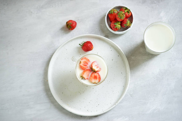 Yogurt with Fresh Organic strawberries - Foto, immagini