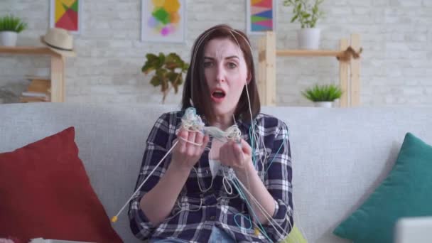 Young woman does not know how to knit slow mo - Imágenes, Vídeo