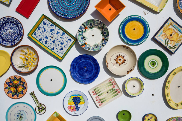 Коллекция красочной португальской керамической керамики, местное ремесло p
 - Фото, изображение