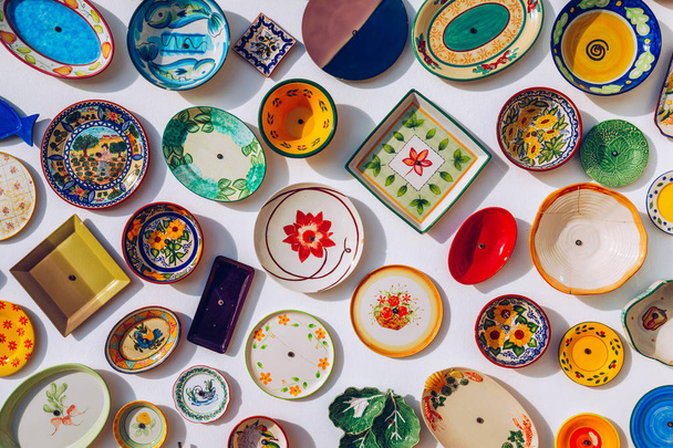 Colección de cerámica portuguesa colorida, artesanía local p
 - Foto, imagen