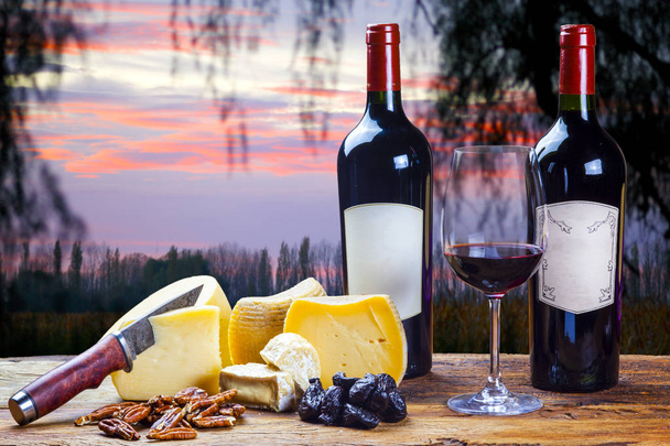 Rotwein mit Käse - Foto, Bild