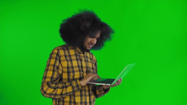 Uomo afroamericano che digita al computer portatile. No, scuotendo la testa. Sullo schermo verde o sullo sfondo del tasto chroma. Concetto di emozioni
 - Filmati, video