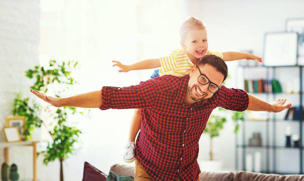 Vatertag. glücklicher Familiensohn umarmt seinen Vater  - Foto, Bild