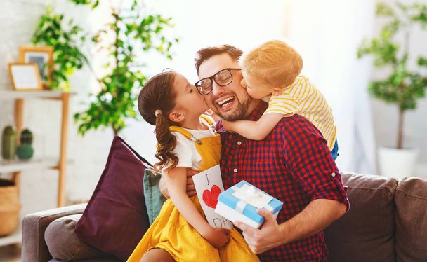 glücklicher Vatertag! Kinder gratulieren Papa und geben ihm ein Geschenk - Foto, Bild