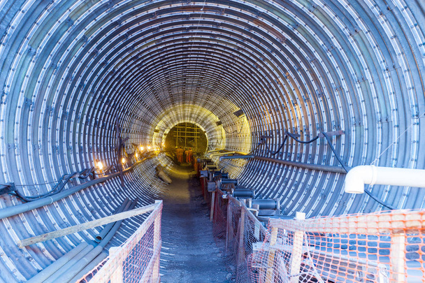 Construcción de túneles para minería
 - Foto, imagen