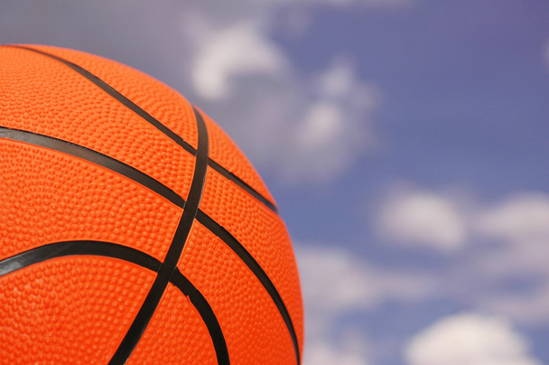 oranžové Basketbal proti zatažené obloze - Fotografie, Obrázek