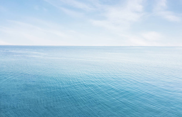 美しい青い海水夕景オデッサ、ウクライナ. - 写真・画像