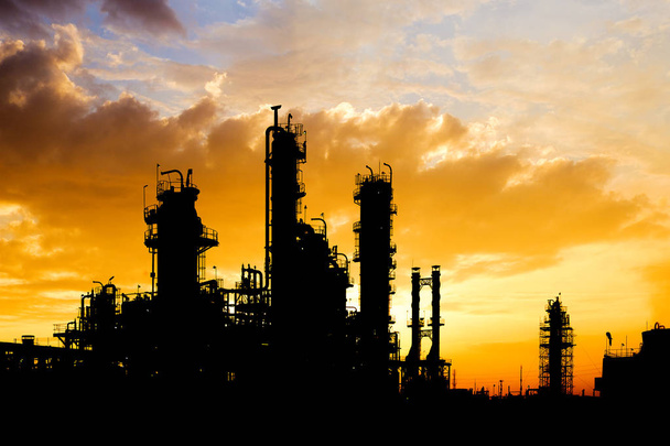 Industria de refinería de petróleo y gas en silueta imagen sobre fondo anaranjado atardecer cielo, planta petroquímica, fábrica con noche
 - Foto, imagen