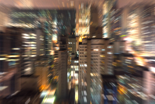 Grande città di notte con effetto zoom
 - Foto, immagini