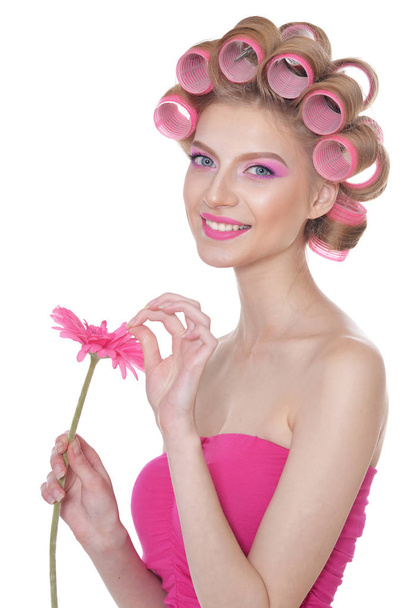 portrét překrásné ženy s vlasovou nadhazovačů držící květinu  - Fotografie, Obrázek
