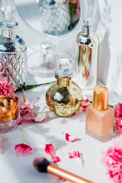 Parfémy, šlehačka, kartáč a odraz s Dianthus FL - Fotografie, Obrázek