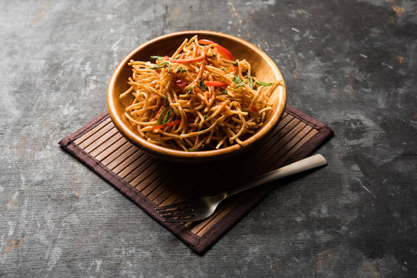 Kiinalainen Bhel on mausteinen indo-kiinalainen resepti, joka tarjoillaan kulhossa. valikoiva kohdentaminen
 - Valokuva, kuva