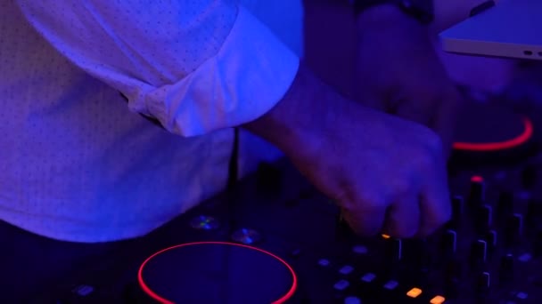 O DJ trabalha numa festa do clube. Festival de música eletrônica
. - Filmagem, Vídeo