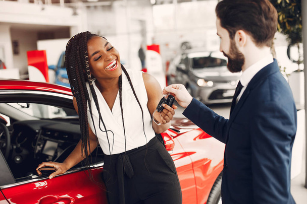 Stylish black woman in a car salon - Foto, immagini
