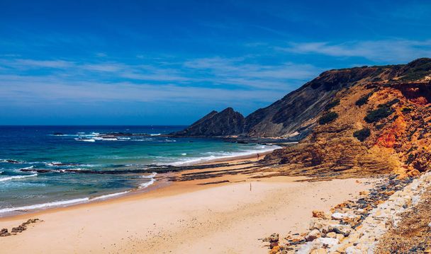 Вуденська стежка до пляжу Praia da Amoreira, District Aljezur, - Фото, зображення