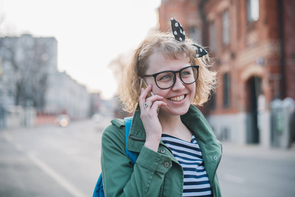 Молода жінка, яка розмовляє по телефону на фоні Європи - Фото, зображення